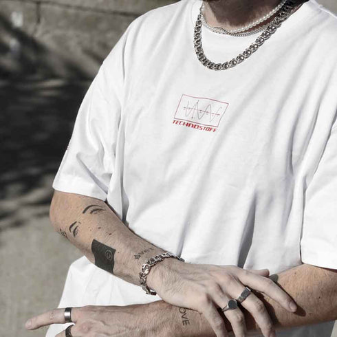 Raver im weißen Moon Bee Techno T-Shirt von Technostoff von vorne